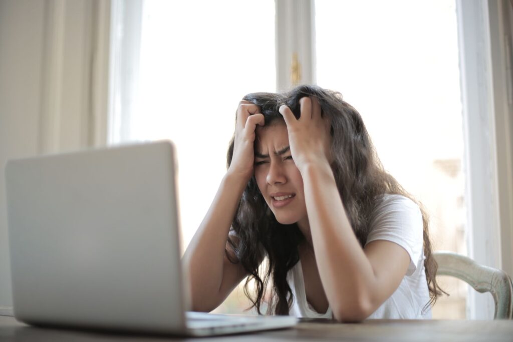 Migrena z aurą a antykoncepcja hormonalna: co musisz wiedzieć o ryzyku udaru?